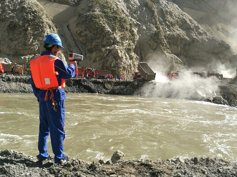 手持式電波雷達流速儀防汛抗現(xiàn)場照片 手持式電波雷達流速儀防汛抗現(xiàn)場照片